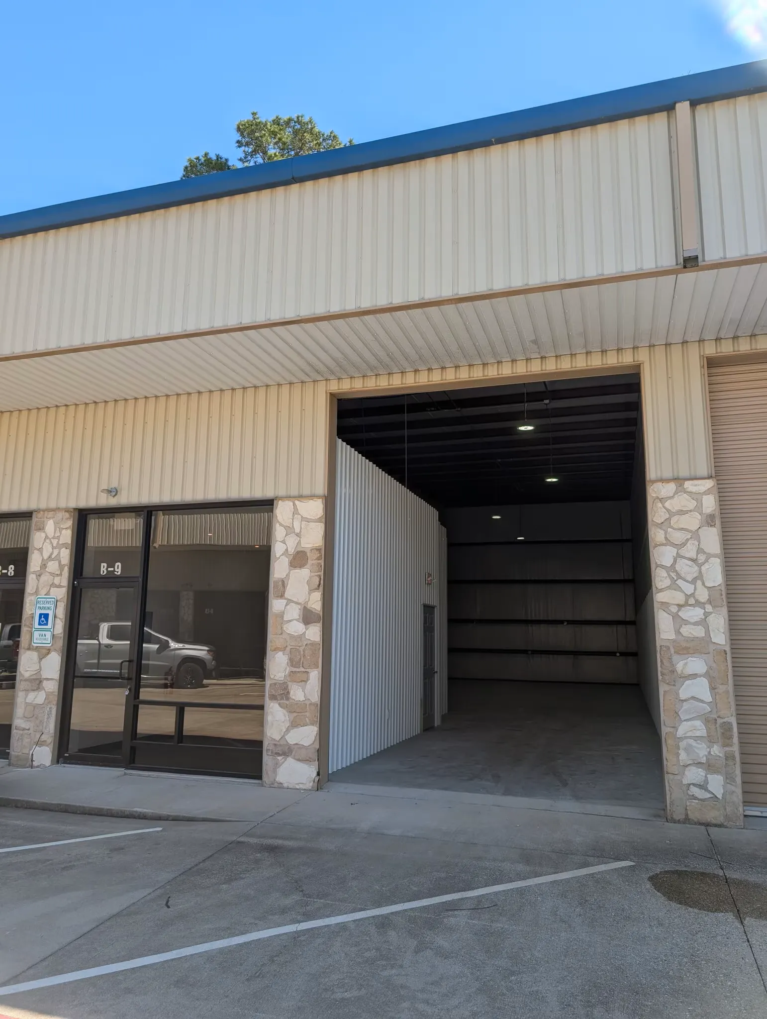 Warehouse with Private Office/Restroom – 1680 SF — photo 2 of 6