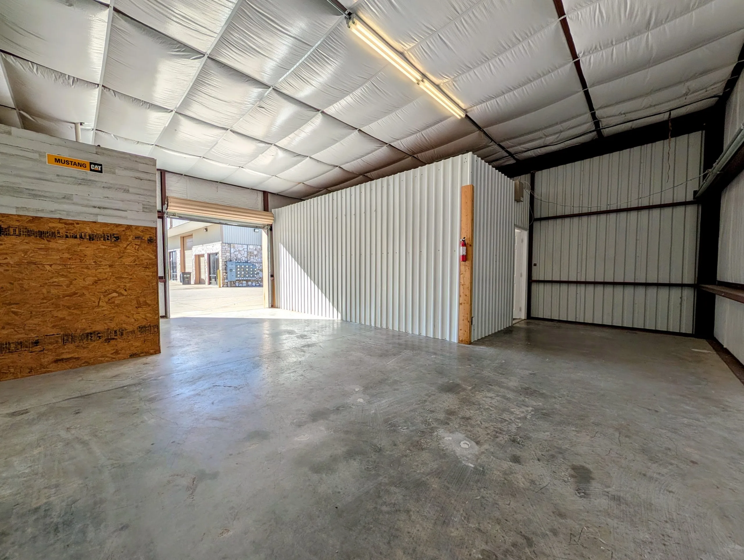 Small Office Warehouse 725 SF Near Woodlands, Tomball — photo 1 of 7