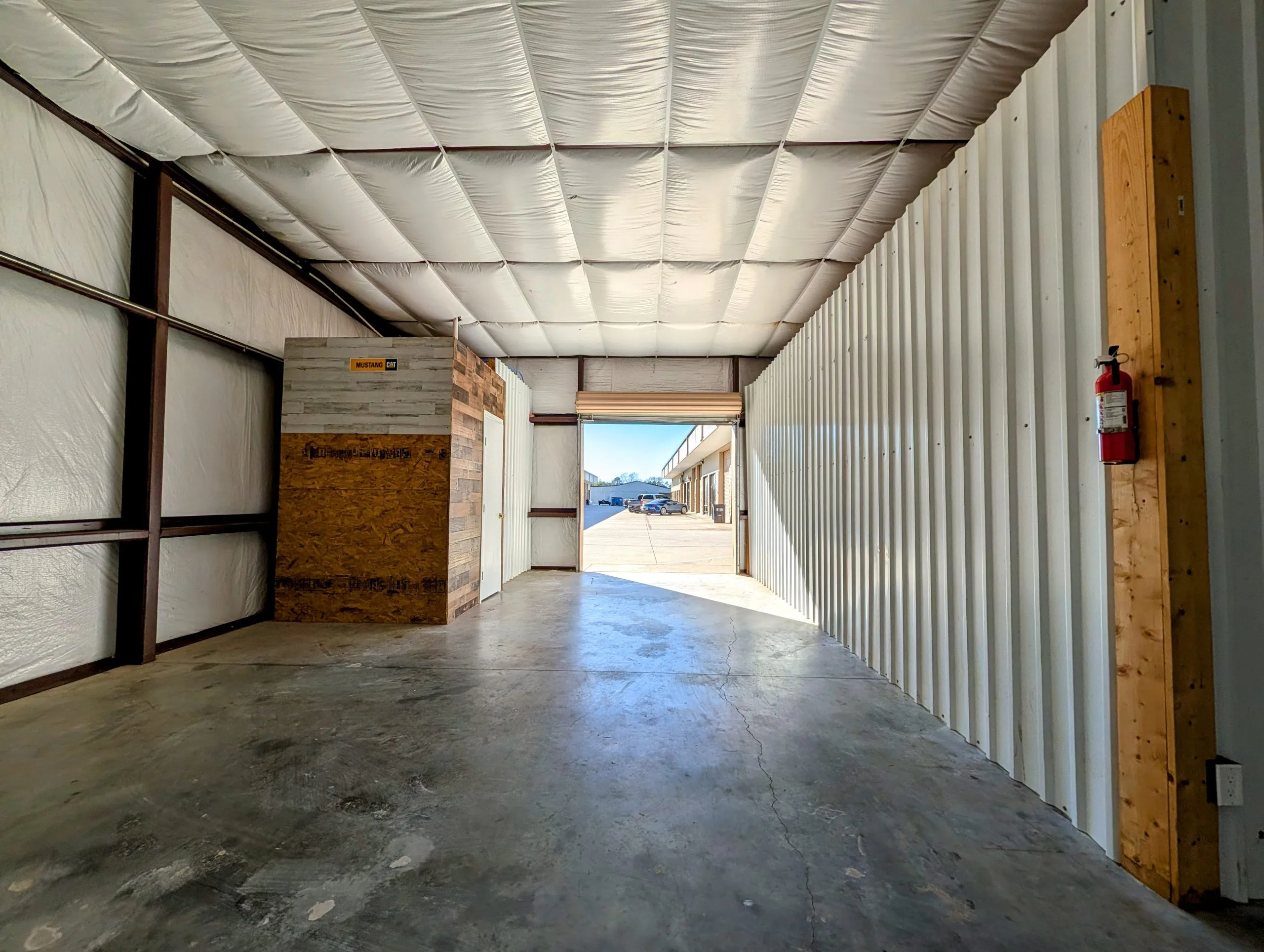 Small Office Warehouse 725 SF Near Woodlands, Tomball — photo 3 of 7