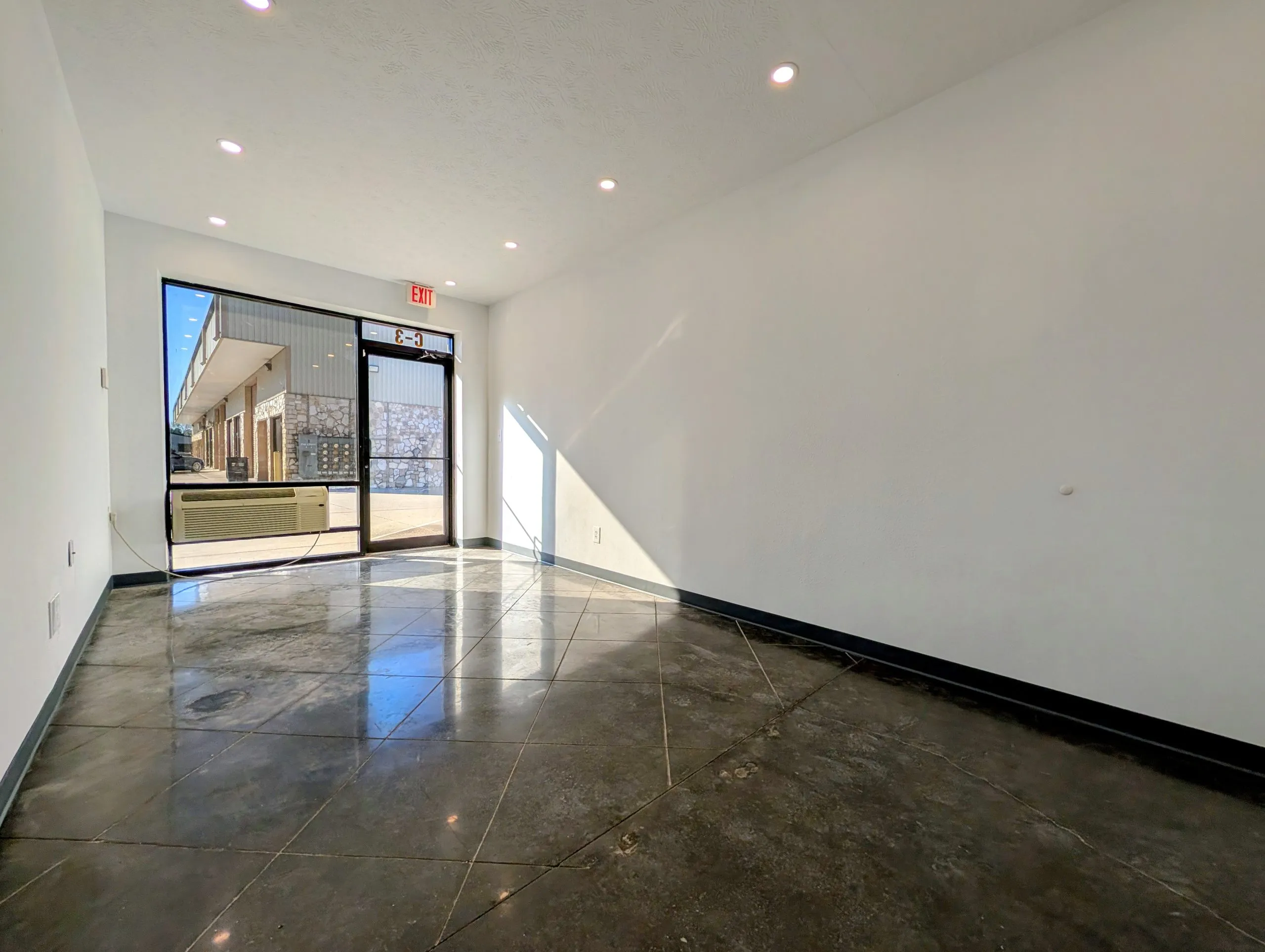 Small Office Warehouse 725 SF Near Woodlands, Tomball — photo 4 of 7