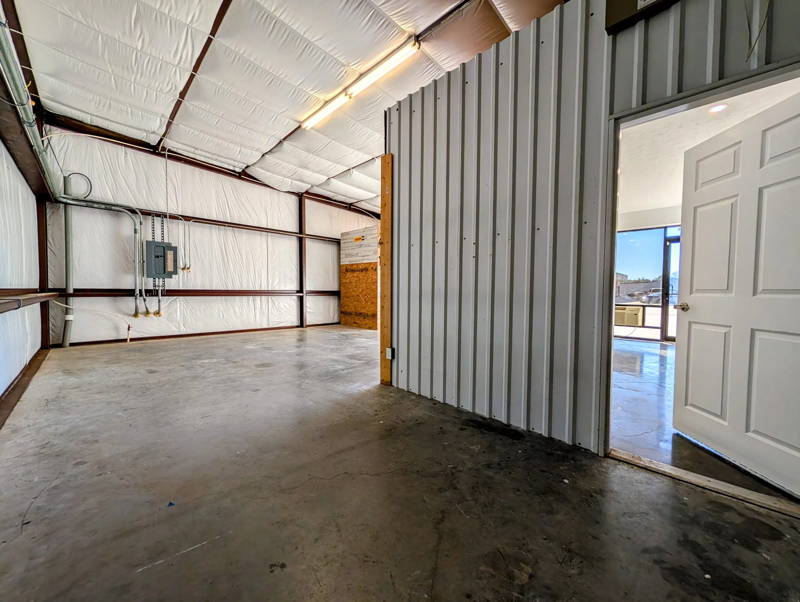 Small Office Warehouse 725 SF Near Woodlands, Tomball — photo 2 of 7