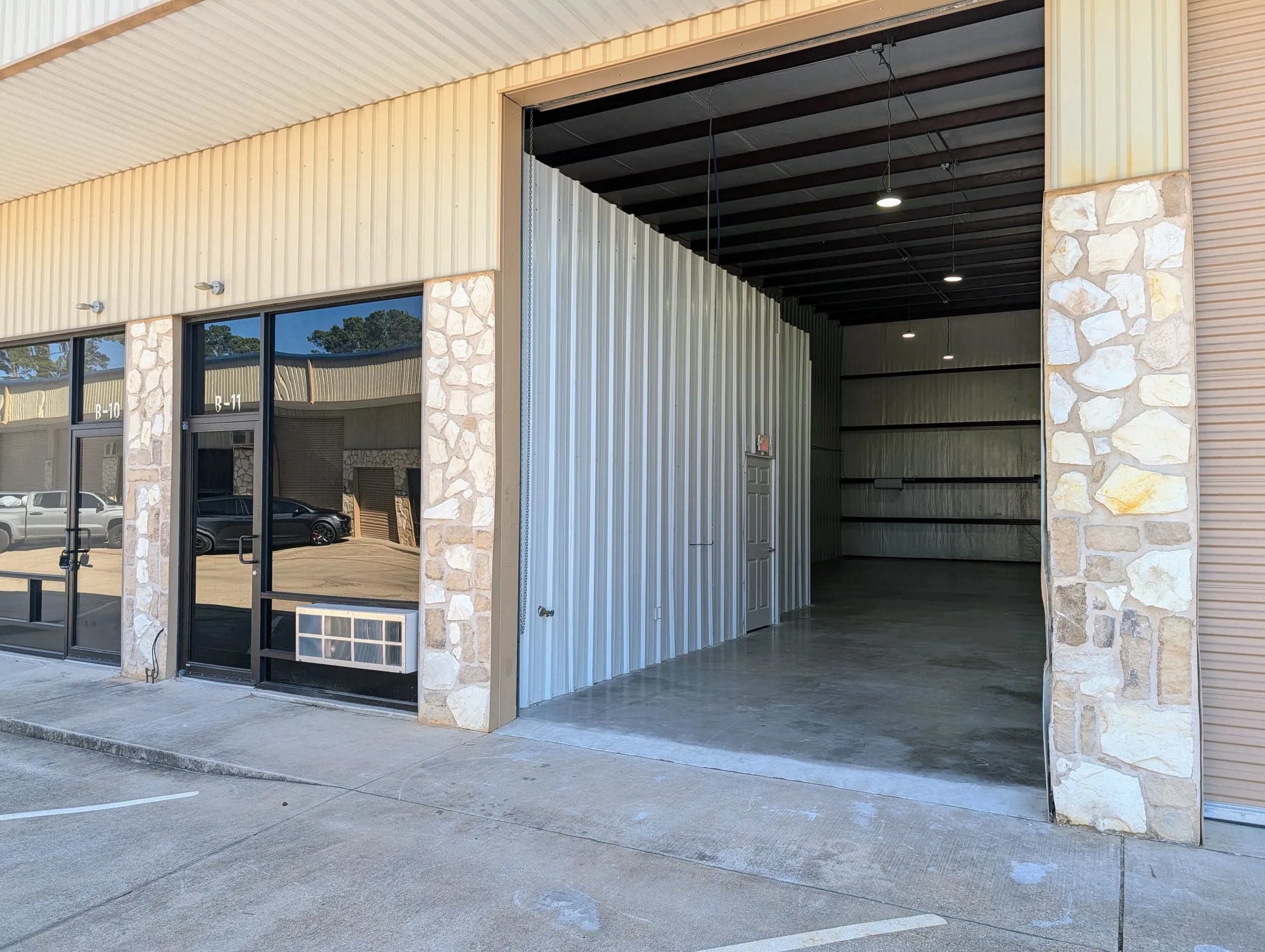 Climate Controlled Office Warehouse in Magnolia near Woodlands, Spring and Tomball – Suite B11 (1680 SF)  $2204 — photo 3 of 6