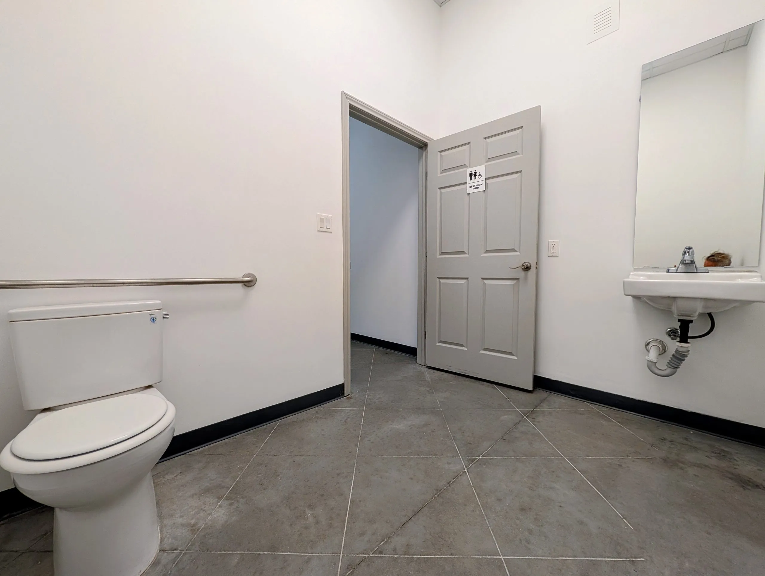 Climate Controlled Office Warehouse in Magnolia near Woodlands, Spring and Tomball – Suite B11 (1680 SF)  $2204 — photo 6 of 6